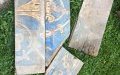 Découverte de planches peintes dans les gravas entre la voûte et la toiture