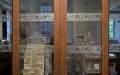 La porte automatique coulissante en bois, avec sa frise aux oiseaux