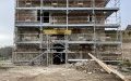 La tour a été échafaudée pour restaurer les encadrements de baies et les enduits