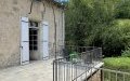 Sur la terrasse, un dallage pierre a été posé