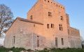 La tour restaurée à la lumière du coucher de soleil