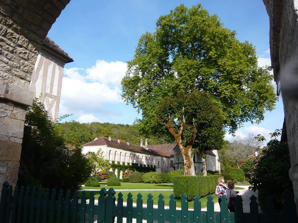 Vue depuis le portail d'entrée du site